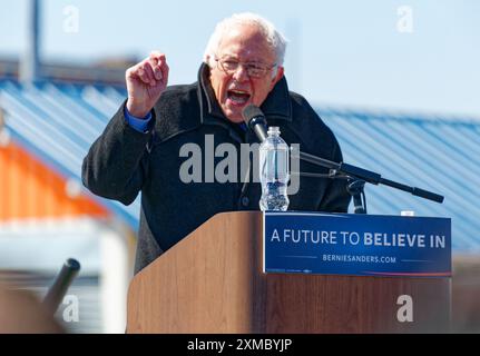 Cherchant la nomination présidentielle du Parti démocrate en 2016, le sénateur américain Bernie Sanders (indépendant, Vermont) s'adresse à un rassemblement à Coney Island, Brooklyn. Banque D'Images