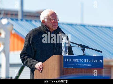 Cherchant la nomination présidentielle du Parti démocrate en 2016, le sénateur américain Bernie Sanders (indépendant, Vermont) s'adresse à un rassemblement à Coney Island, Brooklyn. Banque D'Images