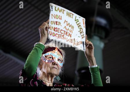 SCHIPHOL - des manifestants de extinction Rebellion manifestent devant l'entrée de l'aéroport de Schiphol. Les militants réclament un traité sur les combustibles fossiles. ANP RAMON VAN FLYMEN netherlands Out - belgique Out Credit : ANP/Alamy Live News Banque D'Images