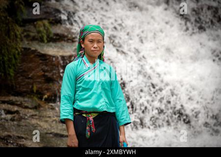 Femme ethnique Tay à une chute d'eau dans le district de Hoang Su Phi de la province de Ha Giang, au nord du Vietnam Banque D'Images