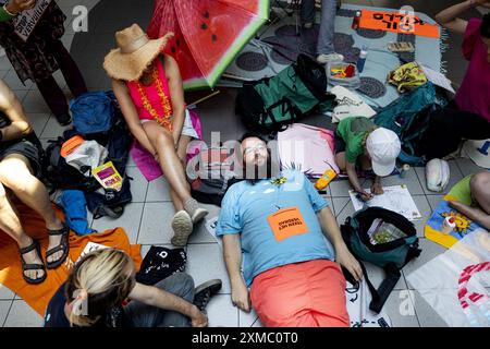 SCHIPHOL - des manifestants de extinction Rebellion manifestent devant l'entrée de l'aéroport de Schiphol. Les militants réclament un traité sur les combustibles fossiles. ANP RAMON VAN FLYMEN netherlands Out - belgique Out Credit : ANP/Alamy Live News Banque D'Images