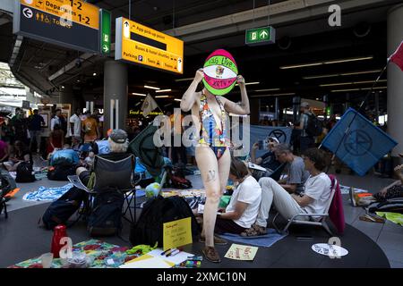 SCHIPHOL - des manifestants de extinction Rebellion manifestent devant l'entrée de l'aéroport de Schiphol. Les militants réclament un traité sur les combustibles fossiles. ANP RAMON VAN FLYMEN netherlands Out - belgique Out Credit : ANP/Alamy Live News Banque D'Images