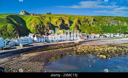 Pennan Village Aberdeenshire Écosse maisons et mer à marée basse un matin d'été Banque D'Images