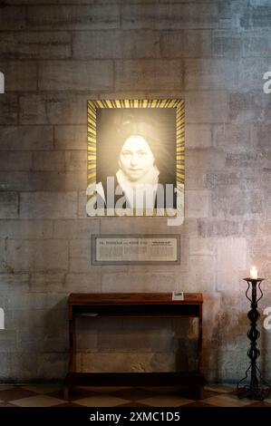 Vienne, Autriche. Image de Thérèse de Lisieux (Vienne, Autriche. Image de Thérèse de Lisieux dans la cathédrale d'Étienne à Vienne le 2 janvier 1873 à Alençon, France ; † le 30 septembre 1897 à Lisieux, France) dans la cathédrale d'Étienne à Vienne Banque D'Images