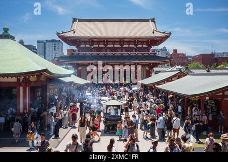 Tokyo, Japon - 15 juin 2024 : de nombreux touristes visitent le temple Senso-Ji, le plus ancien temple de Tokyo, pendant une journée d'été. La fumée sacrée de sens Banque D'Images