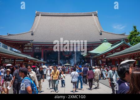 Tokyo, Japon - 15 juin 2024 : de nombreux touristes visitent le temple Senso-Ji, le plus ancien temple de Tokyo, pendant une journée d'été. La fumée sacrée de sens Banque D'Images