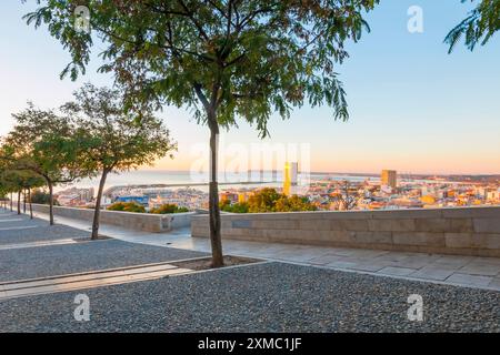 Vue panoramique aérienne du centre-ville d'Alicante. Alicante est une ville de la région de Valence, en Espagne. Banque D'Images