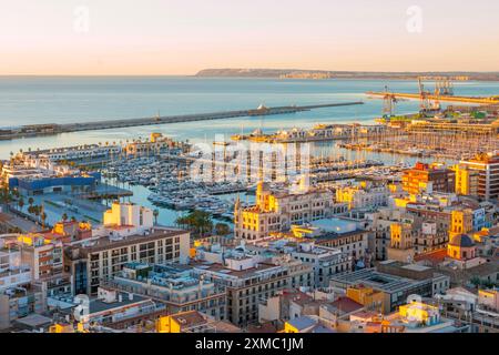 Vue panoramique aérienne du centre-ville d'Alicante. Alicante est une ville de la région de Valence, en Espagne. Banque D'Images