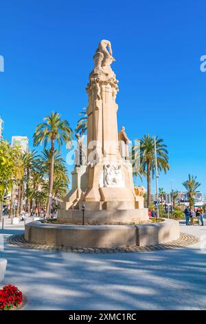 Alicante, Espagne - décembre 04 2023 : rue principale en bord de mer à Alicante, promenade, rue avec des palmiers en bord de mer - Esplanada Banque D'Images