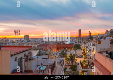 Vue panoramique aérienne du centre-ville d'Alicante au coucher du soleil. Alicante est une ville de la région de Valence, en Espagne. Banque D'Images