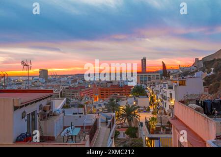 Vue panoramique aérienne du centre-ville d'Alicante au coucher du soleil. Alicante est une ville de la région de Valence, en Espagne. Banque D'Images