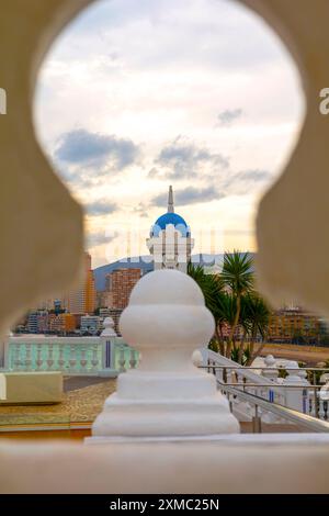 Journée ensoleillée à Benidorm Resort. Vue du balcon del Mediterraneo, à la vieille ville de Benidorm Banque D'Images