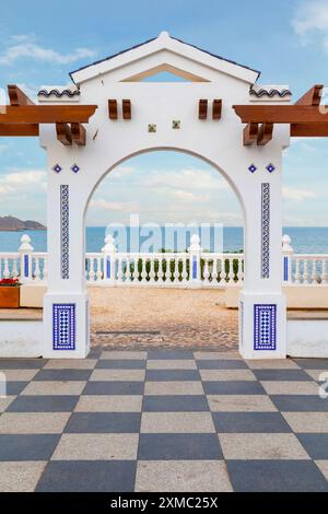 Journée ensoleillée à Benidorm Resort. Vue du balcon del Mediterraneo, à la vieille ville de Benidorm Banque D'Images