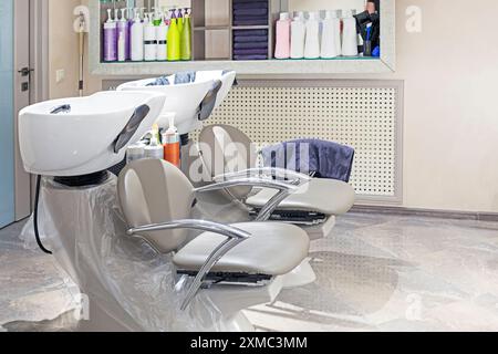 éviers pour laver et teindre les cheveux dans un salon de coiffure à l'intérieur Banque D'Images