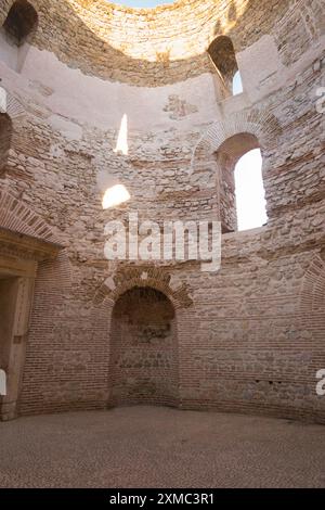 Intérieur / intérieur du vestibule 'vestibulum' du palais de Dioclétien, bâtiment romain dans la vieille ville / centre historique de Split, Croatie. (138) Banque D'Images