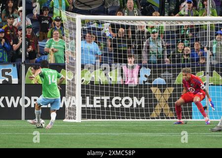 Seattle, États-Unis. 26 juillet 2024. Le milieu de terrain des Seattle Sounders FC Paul Rothrock (14 ans) marque un but contre le gardien du Minnesota United Dayne est clair (97 ans) pour mettre les Sounders FC en tête de 2-1 dans un match de la Leagues Cup au Lumen Field à Seattle, Washington, le 26 juillet 2024. (Crédit photo Nate Koppelman/Sipa USA) crédit : Sipa USA/Alamy Live News Banque D'Images