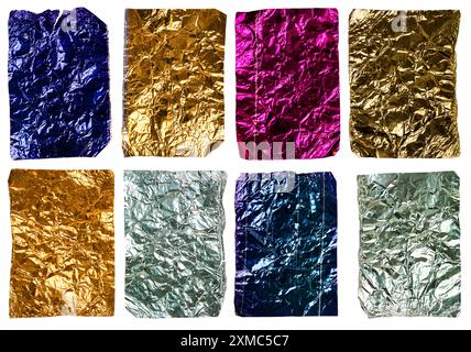 Huit vieux morceaux froissés de papier d'aluminium isolés sur fond blanc Banque D'Images