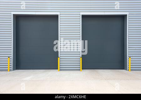 Extérieur d'une unité industrielle avec portes à volets roulants métalliques Banque D'Images