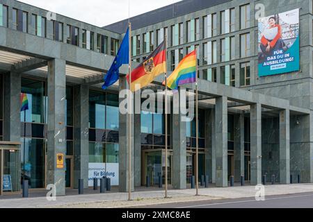 Berlin Allemagne 26 juillet 2024. Le bâtiment du ministère fédéral de l'économie devant lequel les drapeaux branlent. Banque D'Images