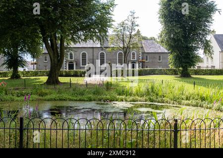 Gracehill, Irlande du Nord - 26 juillet 2024 : la colonie historique de l'église morave obtient le statut de patrimoine mondial de l'UNESCO. Vue de l'église de l'autre côté de l'étang. Banque D'Images