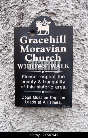 Gracehill, Irlande du Nord - 26 juillet 2024 : la colonie historique de l'église morave obtient le statut de patrimoine mondial de l'UNESCO. Panneau pour Widow's Walk, historique Banque D'Images