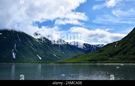 Montagnes enneigées et nuages bas de la baie de Yakutat, Alaska Banque D'Images