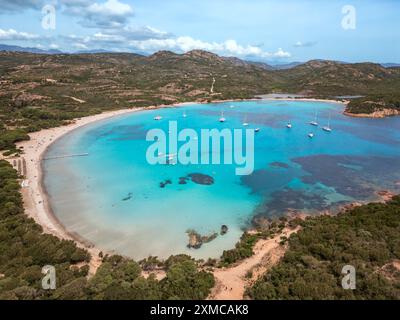 Vue aérienne des yachts amarrés dans la mer Méditerranée turquoise dans la baie de Rondinara sur l'île de Corse Banque D'Images