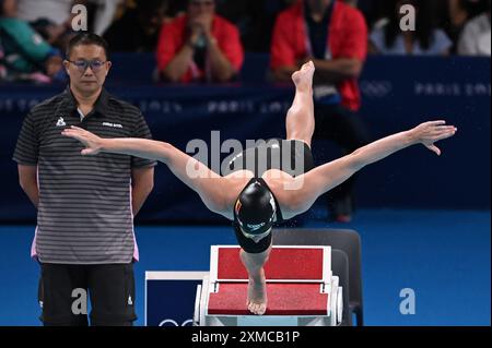 Paris, Fra. 27 juillet 2024. Le belge Roos Vanotterdijk (R) participe à l'épreuve One Heat 4 au stade olympique de natation de la Defense Arena lors des Jeux Olympiques d'été de 2024 à Paris, France, le 27 juillet 2024. (Photo par Anthony Behar/Sipa USA) BELGIQUE SEULEMENT crédit : Belga News Agency/Alamy Live News Banque D'Images