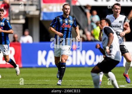 Alkmaar, pays-Bas. 27 juillet 2024. ALKMAAR, PAYS-BAS - JUILLET 27 : Teun Koopmeiners d'Atalanta Bergamo regarde lors du match amical d'avant-saison entre AZ Alkmaar et Atalanta Bergamo au stade AFAS le 27 juillet 2024 à Alkmaar, pays-Bas. (Photo de Ed van de Pol/Orange Pictures) crédit : Orange pics BV/Alamy Live News Banque D'Images