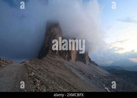 Nuages dans le ciel du soir au-dessus de Tre Cime di Lavaredo Banque D'Images