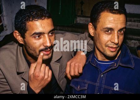 La Tunisie. Médina de Tunis. Deux frères, vendeurs de bijoux. Banque D'Images