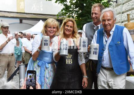Margot Steinberg Wirtin Silja Steinberg Wirtin Juergen Kritschil STV. Geschaeftsfuehrer Guenther Steinberg Wirt Muenchen 27.07.2024 Hofbraeukeller Biergarten Sommerfest Anzapfen Muenchen *** Margot Steinberg propriétaire Silja Steinberg propriétaire Juergen Kritschil Directeur général adjoint Guenther Steinberg propriétaire Munich 27 07 2024 Hofbraeukeller Beer Garden Summer Party Tapping Munich Banque D'Images