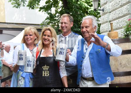Margot Steinberg Wirtin Silja Steinberg Wirtin Juergen Kritschil STV. Geschaeftsfuehrer Guenther Steinberg Wirt Muenchen 27.07.2024 Hofbraeukeller Biergarten Sommerfest Anzapfen Muenchen *** Margot Steinberg propriétaire Silja Steinberg propriétaire Juergen Kritschil Directeur général adjoint Guenther Steinberg propriétaire Munich 27 07 2024 Hofbraeukeller Beer Garden Summer Party Tapping Munich Banque D'Images