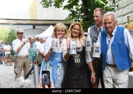 Margot Steinberg Wirtin Silja Steinberg Wirtin Juergen Kritschil STV. Geschaeftsfuehrer Guenther Steinberg Wirt Muenchen 27.07.2024 Hofbraeukeller Biergarten Sommerfest Anzapfen Muenchen *** Margot Steinberg propriétaire Silja Steinberg propriétaire Juergen Kritschil Directeur général adjoint Guenther Steinberg propriétaire Munich 27 07 2024 Hofbraeukeller Beer Garden Summer Party Tapping Munich Banque D'Images