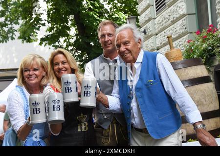 Margot Steinberg Wirtin Silja Steinberg Wirtin Juergen Kritschil STV. Geschaeftsfuehrer Guenther Steinberg Wirt Muenchen 27.07.2024 Hofbraeukeller Biergarten Sommerfest Anzapfen Muenchen *** Margot Steinberg propriétaire Silja Steinberg propriétaire Juergen Kritschil Directeur général adjoint Guenther Steinberg propriétaire Munich 27 07 2024 Hofbraeukeller Beer Garden Summer Party Tapping Munich Banque D'Images