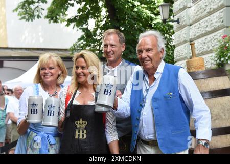 Margot Steinberg Wirtin Silja Steinberg Wirtin Juergen Kritschil STV. Geschaeftsfuehrer Guenther Steinberg Wirt Muenchen 27.07.2024 Hofbraeukeller Biergarten Sommerfest Anzapfen Muenchen *** Margot Steinberg propriétaire Silja Steinberg propriétaire Juergen Kritschil Directeur général adjoint Guenther Steinberg propriétaire Munich 27 07 2024 Hofbraeukeller Beer Garden Summer Party Tapping Munich Banque D'Images
