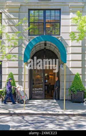 Upper East Side : entrée à baldaquin du 2 East 70th Street, conçu par Rosario Candela, construit en 1928 ; Upper East Side Historic District. Banque D'Images