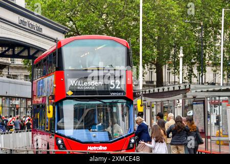 Londres, Angleterre, Royaume-Uni - 27 juin 2023 : bus à impériale Red Metroline à la gare routière devant l'entrée de la gare de Londres Victoria Banque D'Images