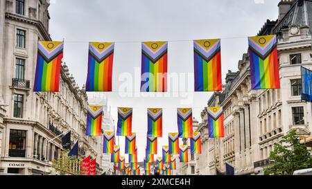 Londres, Angleterre, Royaume-Uni - 27 juin 2023 : drapeaux de la Gay Pride suspendus sur Regent Street dans le centre de Londres Banque D'Images