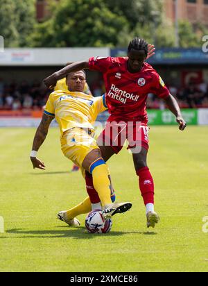 Jordan Ayew de Crystal Palace (à gauche) se bat pour le ballon avec Armando Quitirna de Crawley Town lors du match amical d'avant-saison au Broadfield Stadium, Crawley. Date de la photo : samedi 27 juillet 2024. Banque D'Images