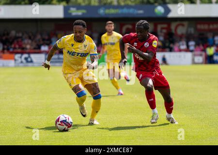 Jordan Ayew de Crystal Palace (à gauche) et Armando Quitirna de Crawley Town s'affrontent pour le ballon lors du match amical d'avant-saison au Broadfield Stadium, Crawley. Date de la photo : samedi 27 juillet 2024. Banque D'Images