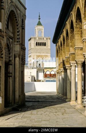 Tunis, Tunisie. Minaret de la mosquée Zitouna, Médina de Tunis. Banque D'Images