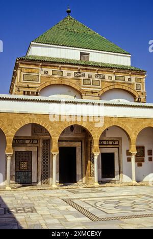 Tunis, Tunisie. Cour de Zawiya de Sidi Kacem Al-Jalizi, 17ème-18ème. Siècle, restauré 20ème. Siècle. Sidi Kacem, décédé en 1496, est le plus fa de Tunisie Banque D'Images