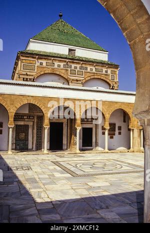 Tunis, Tunisie. Cour de Zawiya de Sidi Kacem Al-Jalizi, 17ème-18ème. Siècle, restauré 20ème. Siècle. Sidi Kacem, mort en 1496, est le plus f de Tunisie Banque D'Images