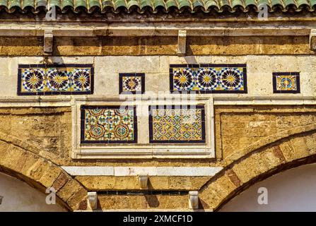 Tunis, Tunisie. Exemples de l'œuvre de Sidi Kacem Al-Jalizi, mort en 1496. Sidi Kacem est l'artiste céramique le plus célèbre de Tunisie. Zawiya de Sidi Kacem Banque D'Images