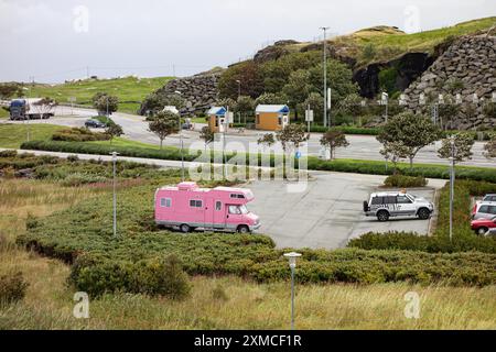 Mortavika, NORVÈGE - 9 AOÛT 2016 : les voitures garées portent le port de Mortavika en Norvège, ancien véhicule caravane Fiat Ducato Banque D'Images