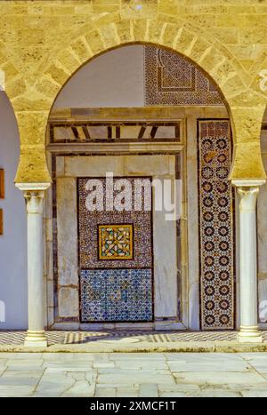 Tunis, Tunisie. Exemples de l'œuvre de Sidi Kacem Al-Jalizi, mort en 1496. Sidi Kacem est l'artiste céramique le plus célèbre de Tunisie. Banque D'Images