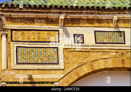 Tunis, Tunisie. Exemples de l'œuvre de Sidi Kacem Al-Jalizi, mort en 1496. Sidi Kacem est l'artiste céramique le plus célèbre de Tunisie. Zawiya de Sidi Kacem Banque D'Images