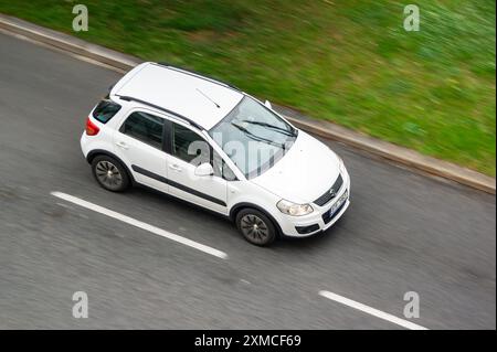 OSTRAVA, RÉPUBLIQUE TCHÈQUE - 12 JUILLET 2024 : voiture multisegment Suzuki SX4 blanche, effet de flou de mouvement Banque D'Images