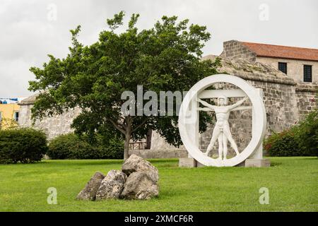 LA HAVANE, CUBA - 28 AOÛT 2023 : statue ressemblant à l'homme vitruvien de Léonard de Vinci à la Havane, Cuba, devant Castillo de la Real Fuerza Banque D'Images